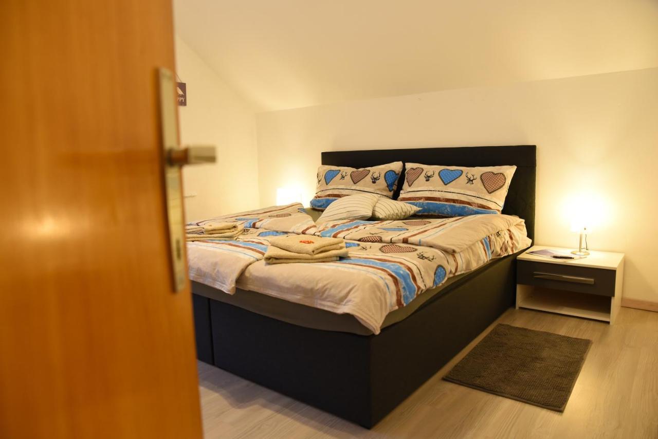 80 M2 Haushaelfte, 3 Zimmer, Parkplaetze, Bis 6 Pers Apartment Waengle Exterior photo